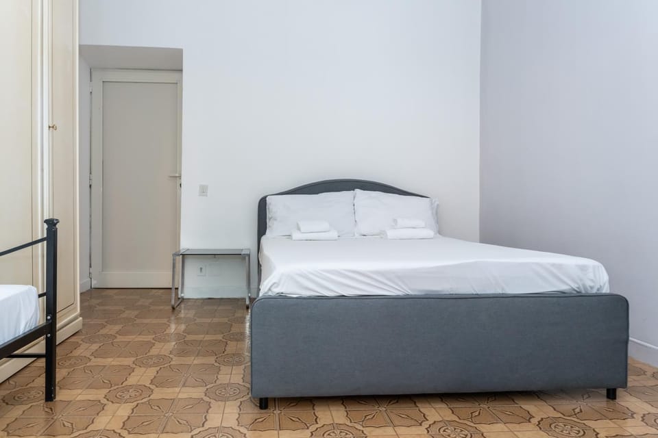 Bedroom, towels