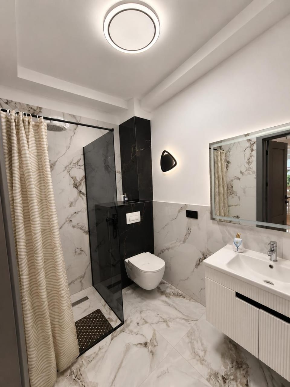Modern Apartment in Private House with Panoramic Windows Apartment in Chișinău