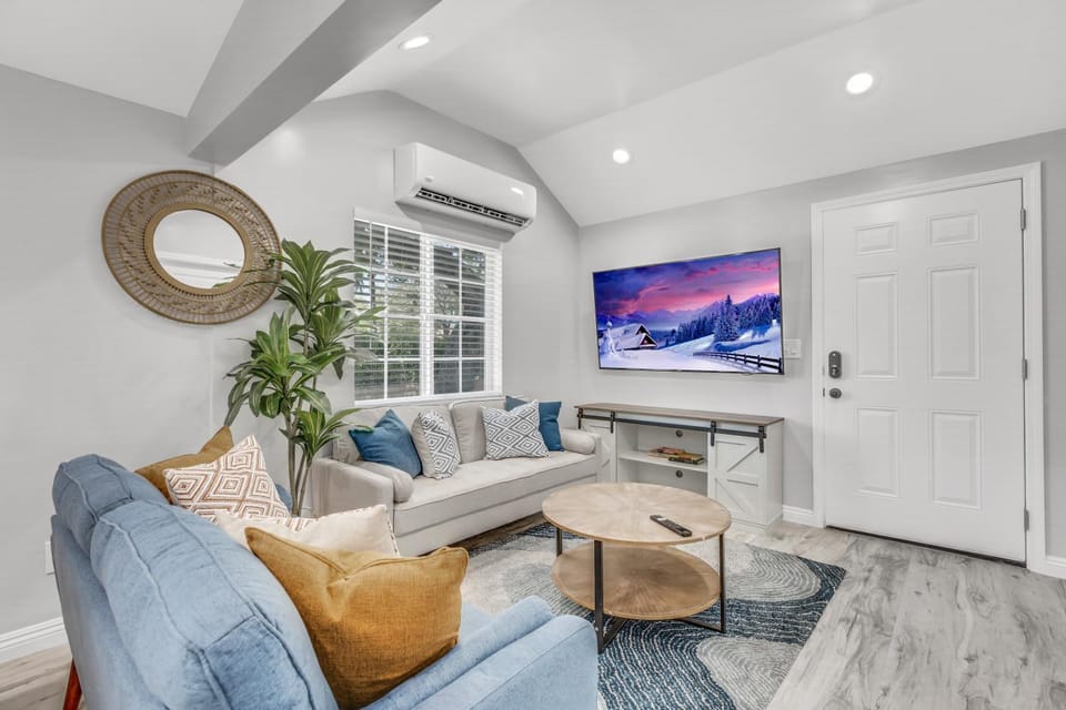 TV and multimedia, Living room, Seating area, air conditioner