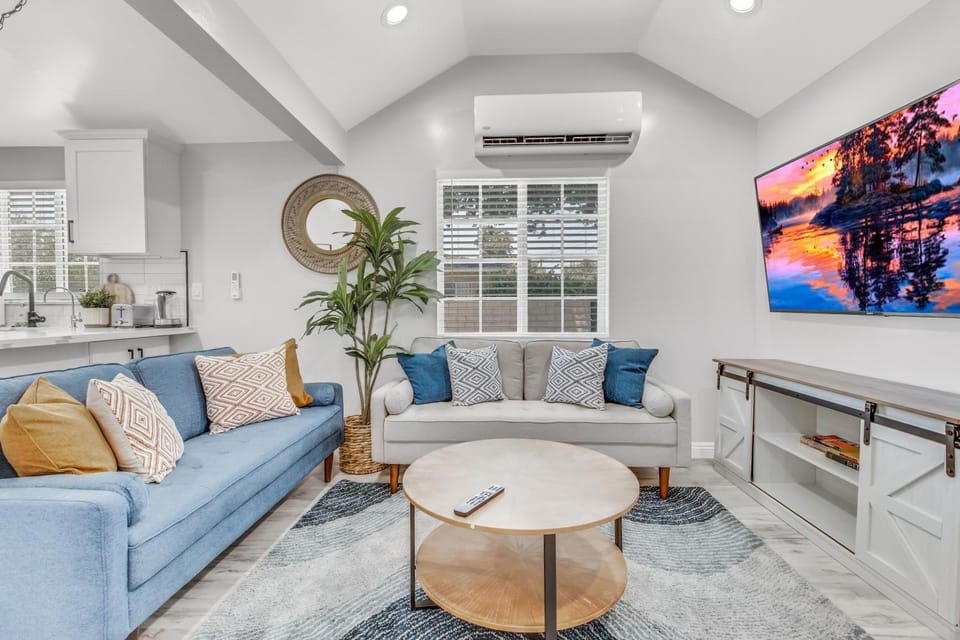 TV and multimedia, Living room, Seating area, air conditioner