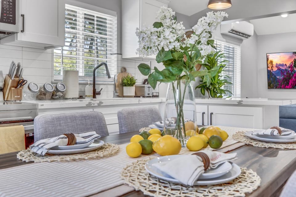 Living room, Food and drinks, Seating area, Dining area, Food, air conditioner