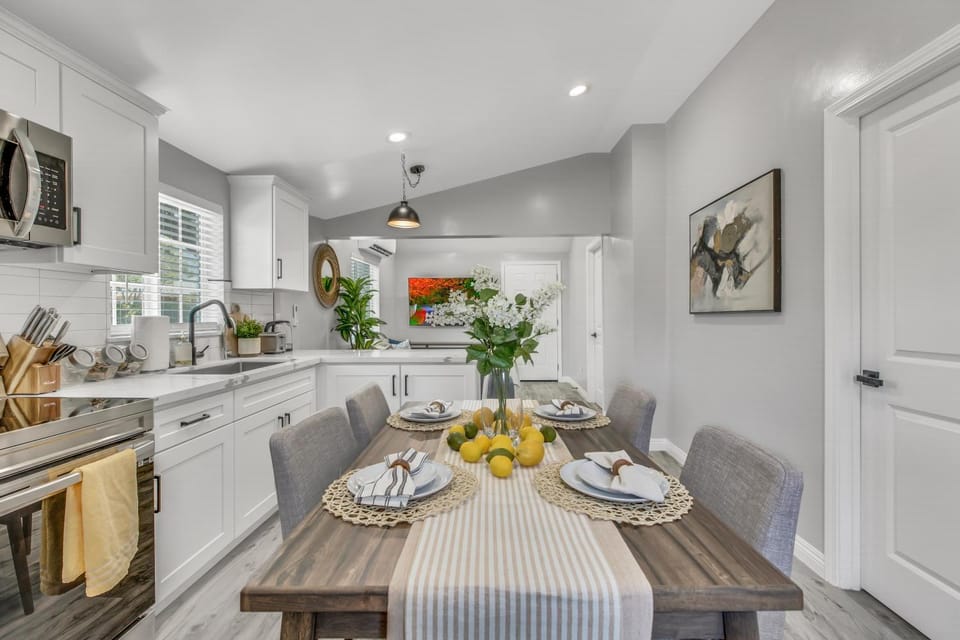 TV and multimedia, Kitchen or kitchenette, Living room, Food and drinks, Seating area, Dining area, Food