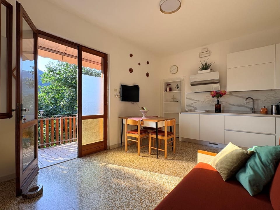 TV and multimedia, Kitchen or kitchenette, Living room