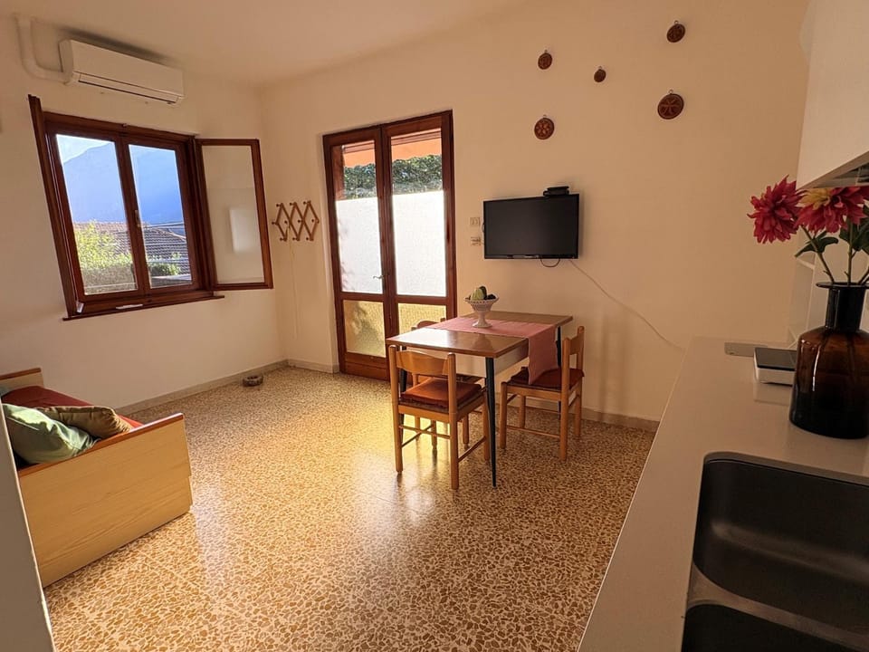 TV and multimedia, Living room, Dining area, air conditioner