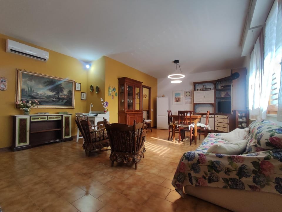 TV and multimedia, Living room, Dining area, air conditioner