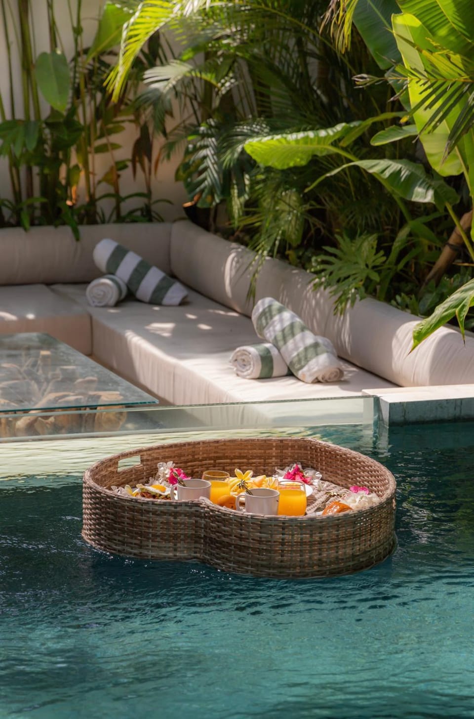 Swimming pool, Breakfast