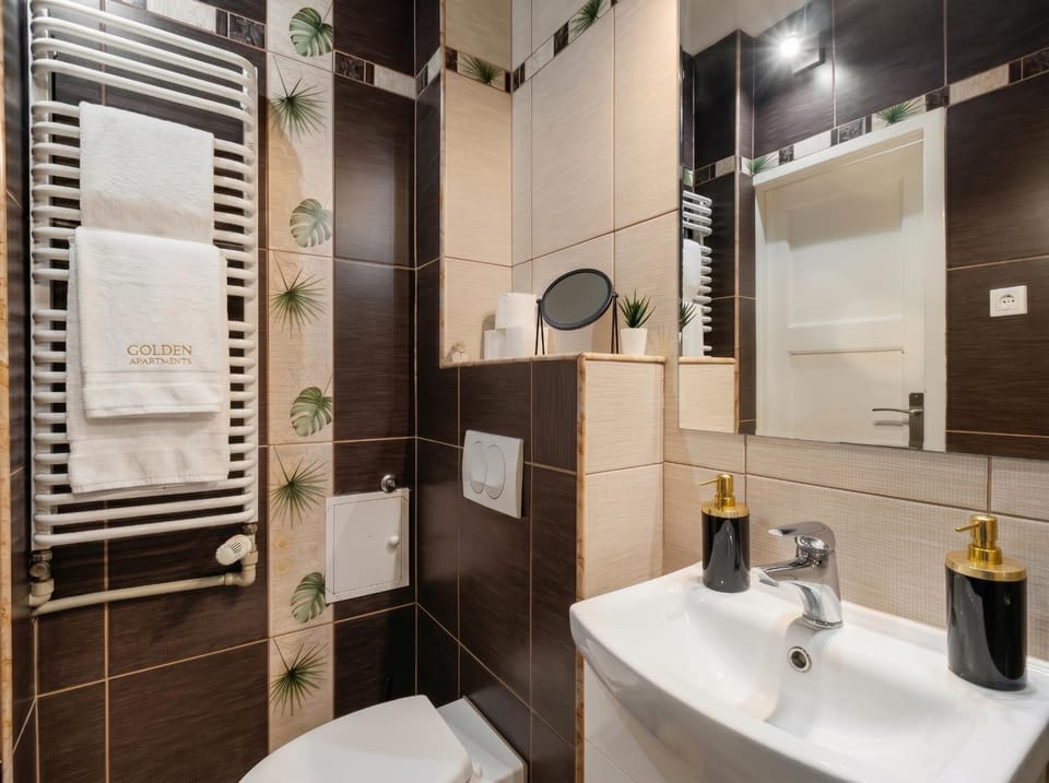Shower, Toilet, Bathroom, towels