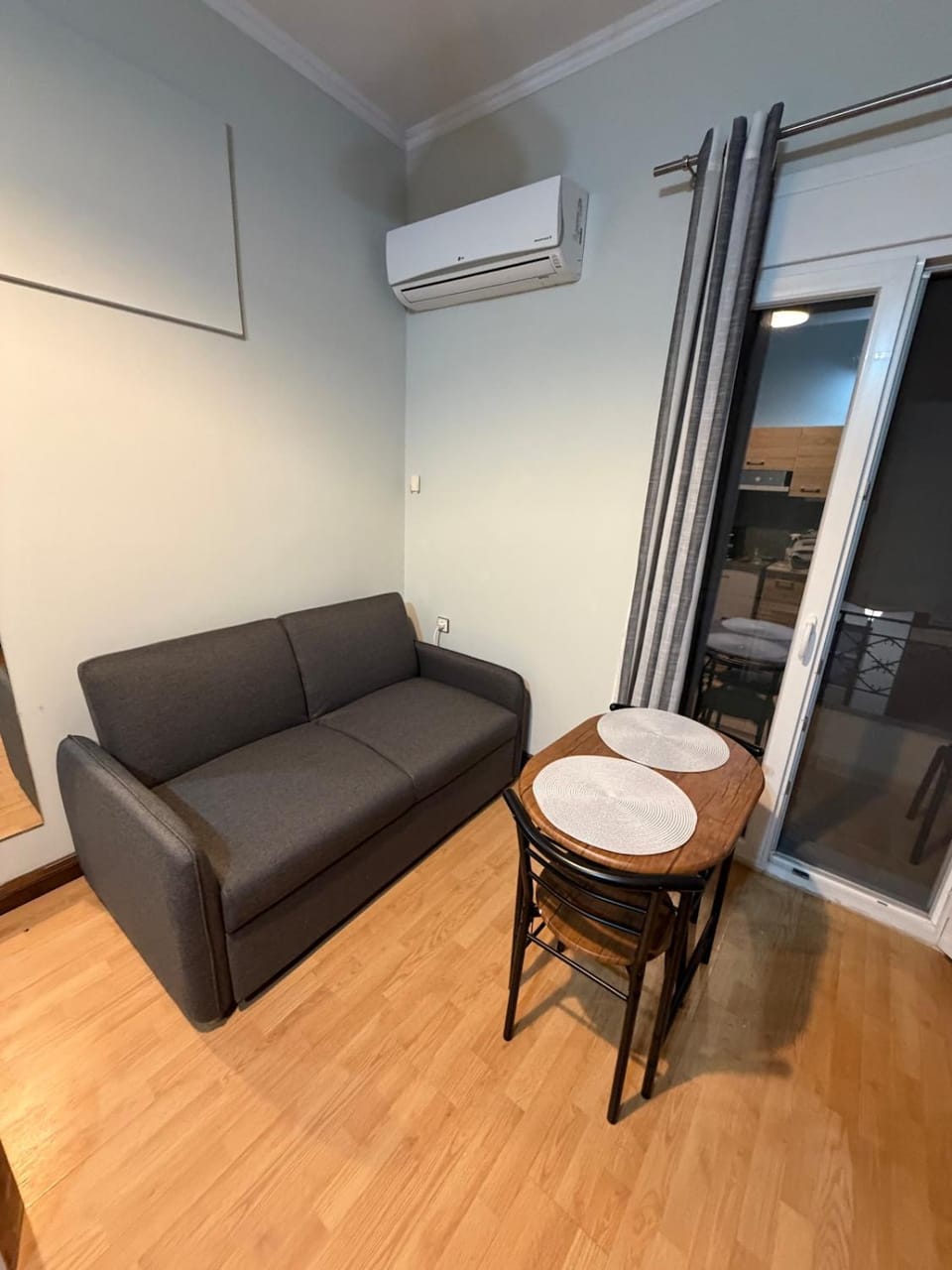 Seating area, air conditioner