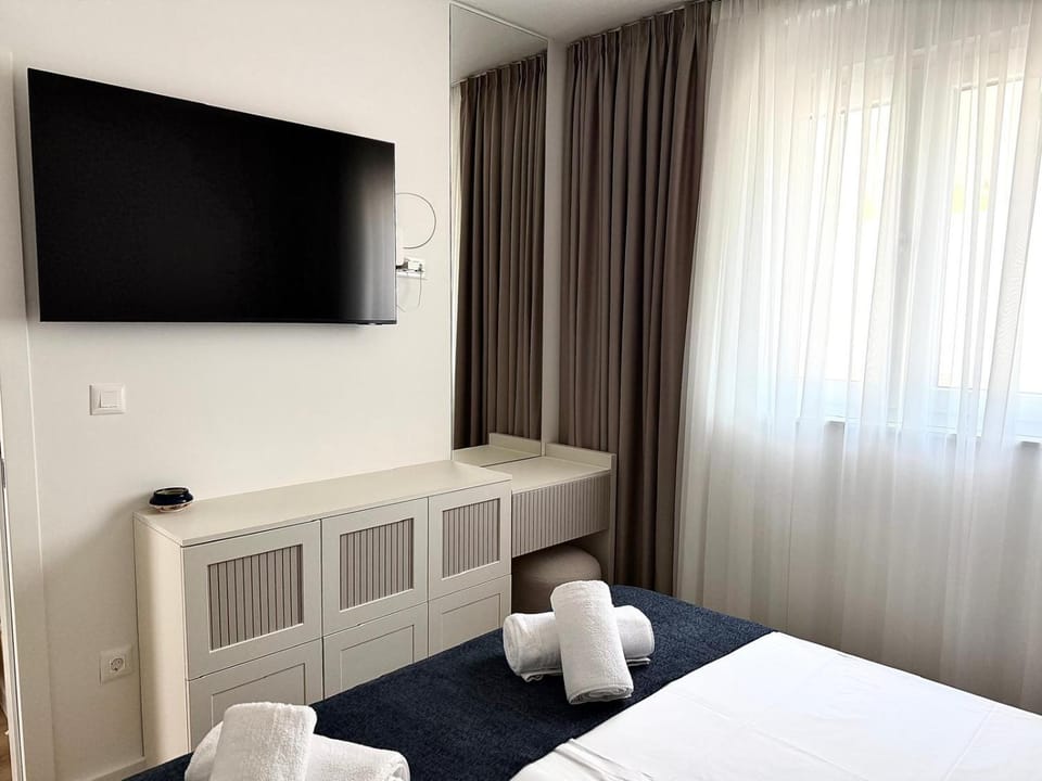 Bed, TV and multimedia, Bedroom, flat iron, internet, towels