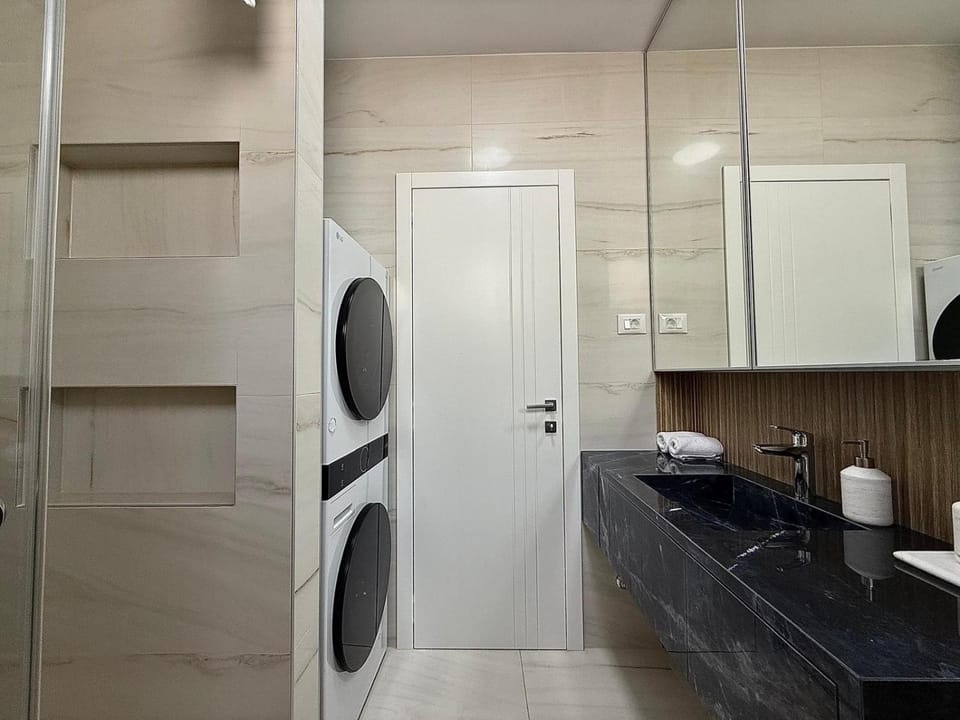 Shower, Bathroom, washing machine, dryer