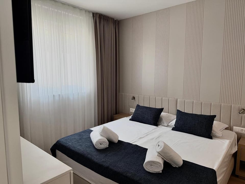 Bed, Bedroom, towels