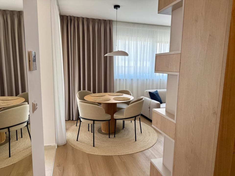 Seating area, Dining area