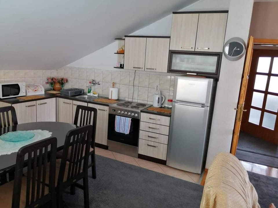 Kitchen or kitchenette, Dining area, dishwasher, oven, stove