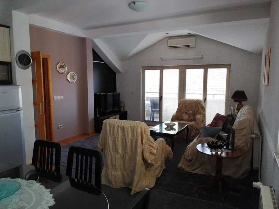 TV and multimedia, Living room, Seating area, Dining area, air conditioner