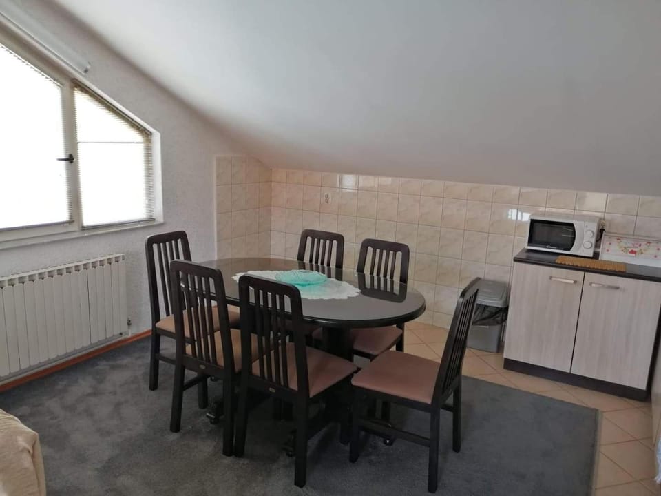 Kitchen or kitchenette, Dining area, oven, stove