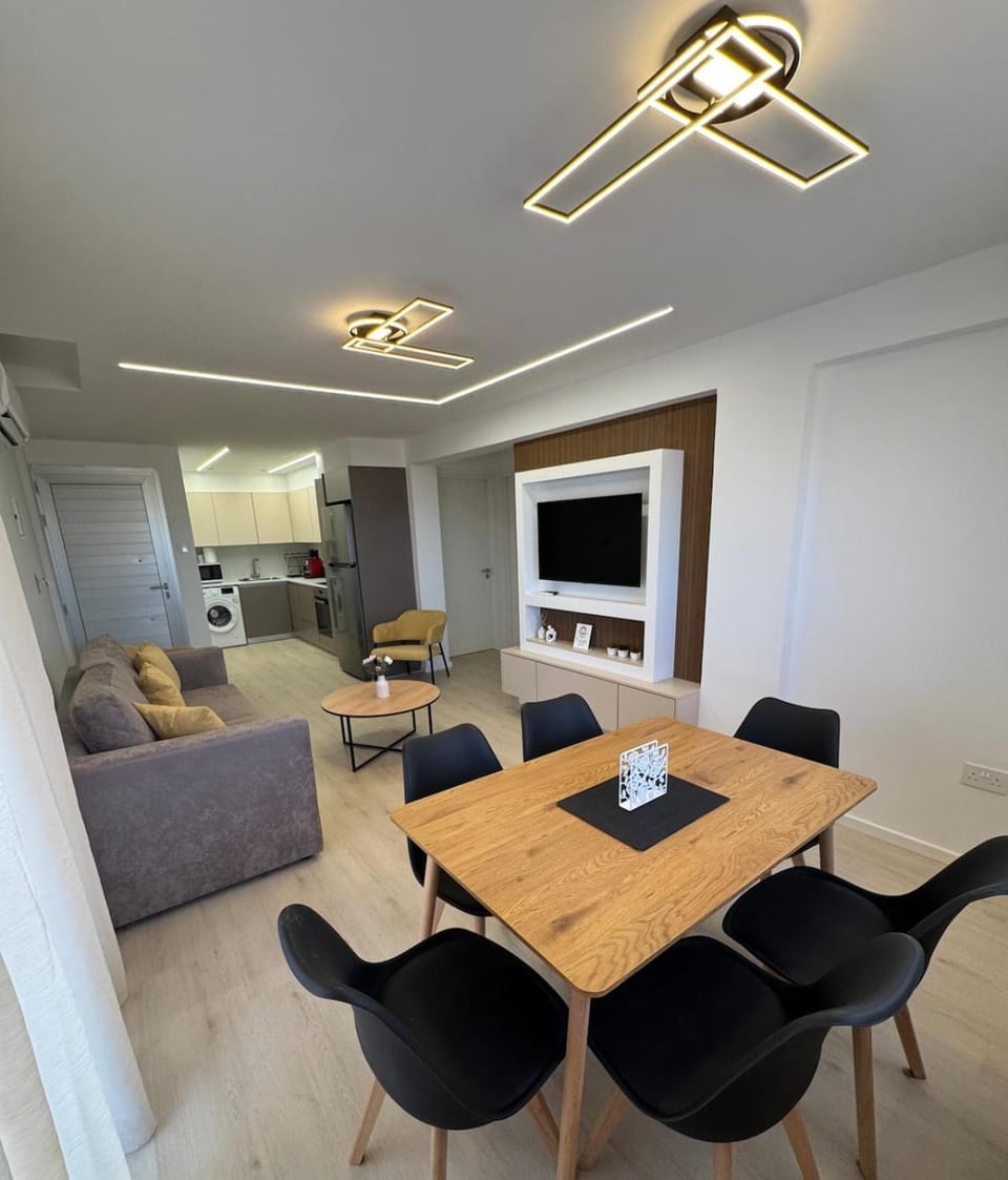 TV and multimedia, Living room, Seating area, Dining area