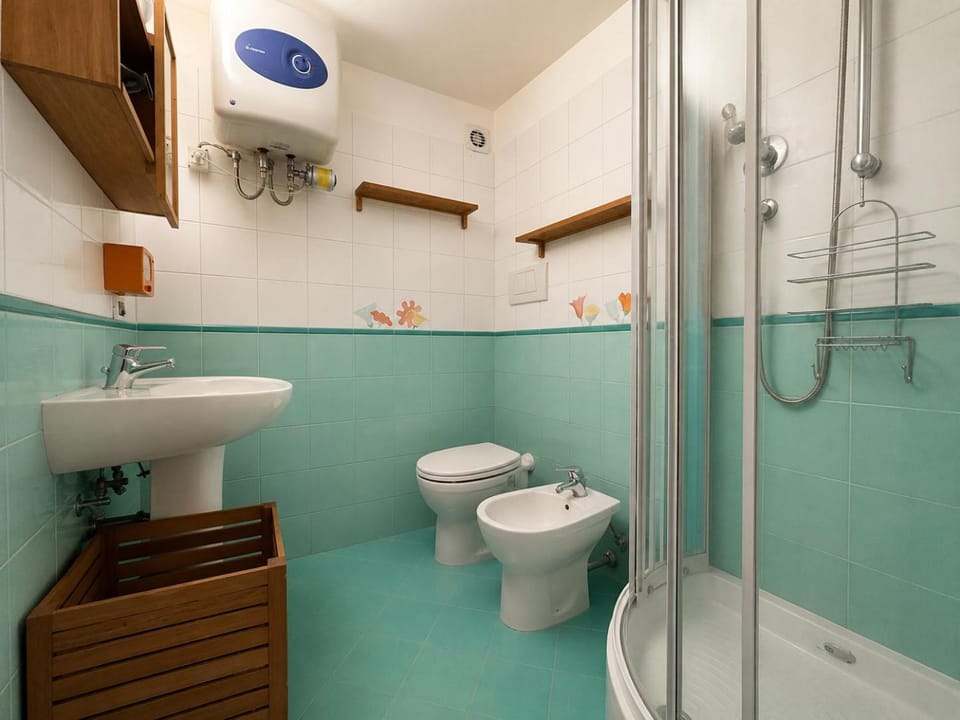 Shower, Toilet, Bathroom, bidet, towels