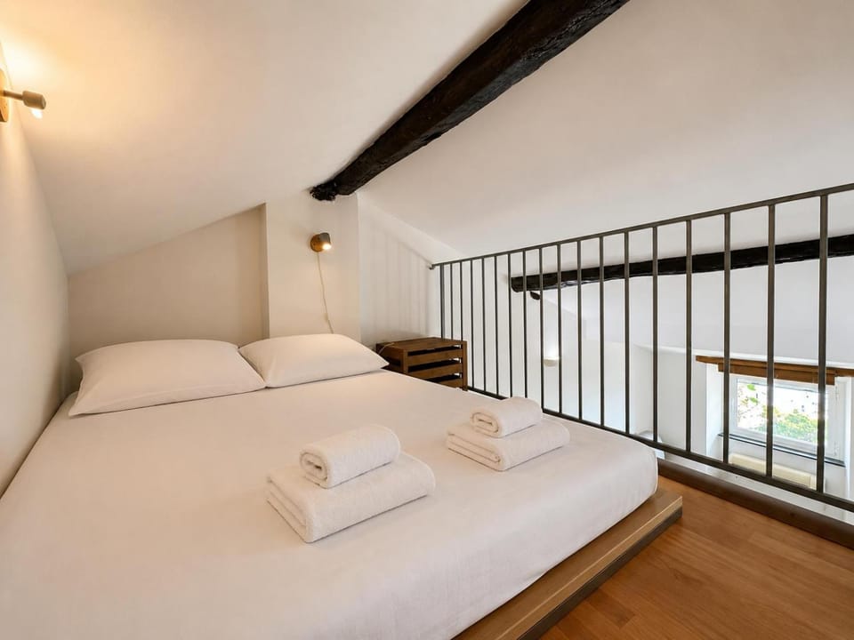 Bed, Photo of the whole room, Bedroom, towels