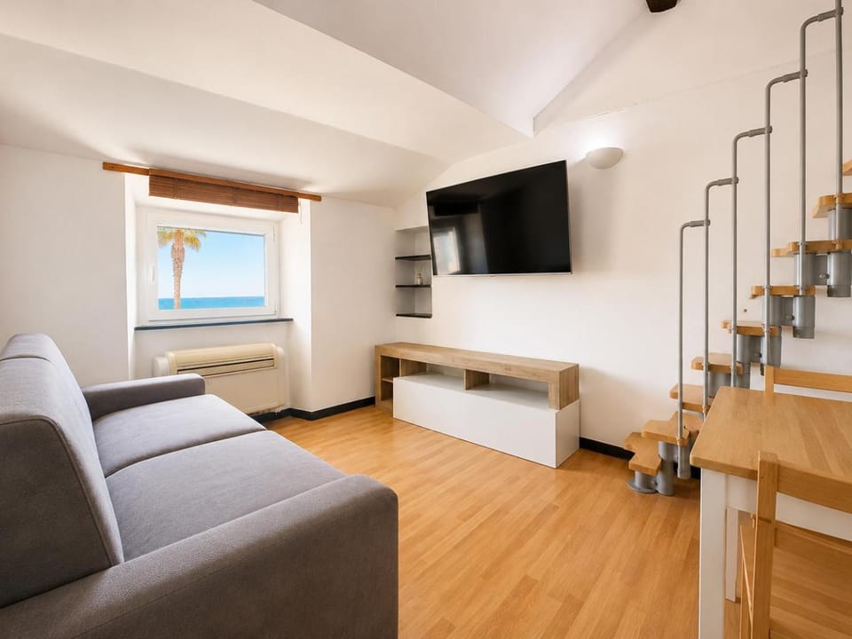 TV and multimedia, Living room, Seating area, Evening entertainment