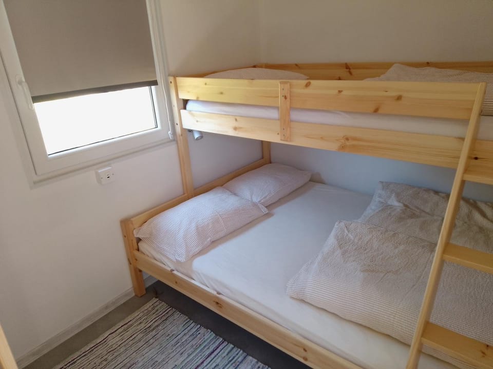 Bedroom, bunk bed