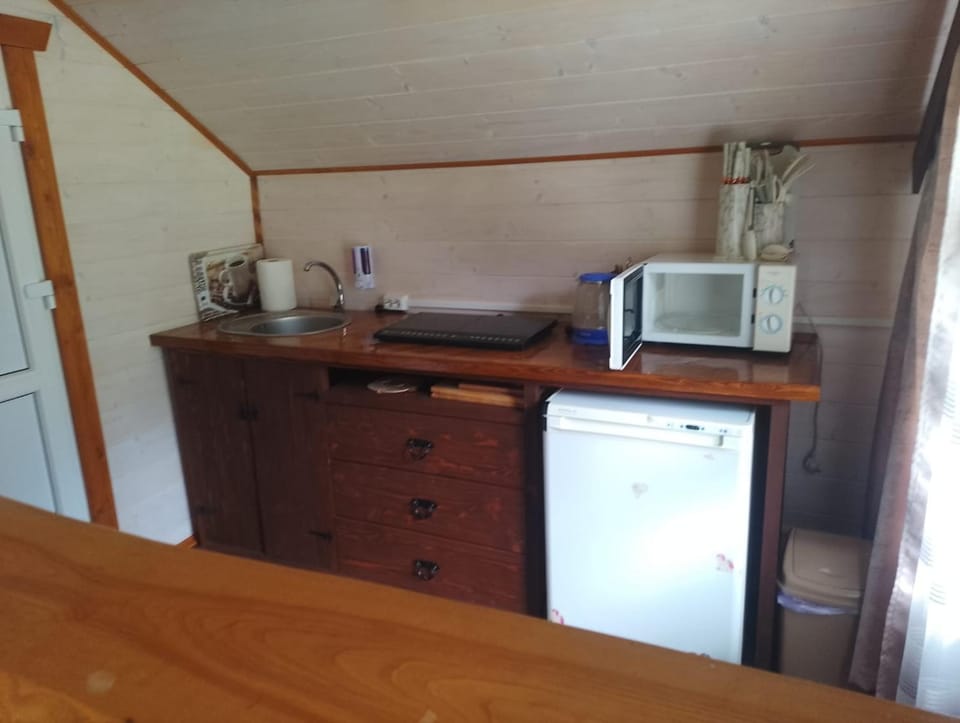Coffee/tea facilities, Kitchen or kitchenette, stove