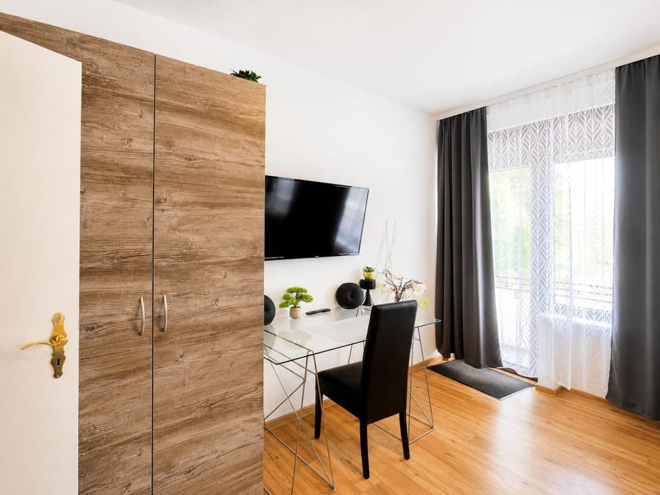 TV and multimedia, Seating area, wardrobe