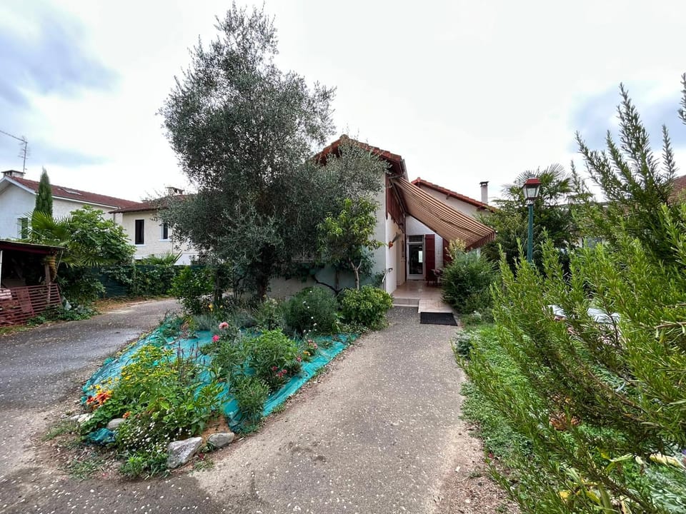 maison équipée avec jardin, abri voiture, grande terrasse avec un grand volet roulant House in Nouvelle-Aquitaine