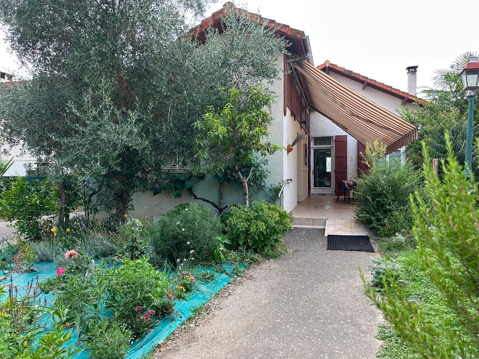 maison équipée avec jardin, abri voiture, grande terrasse avec un grand volet roulant House in Nouvelle-Aquitaine