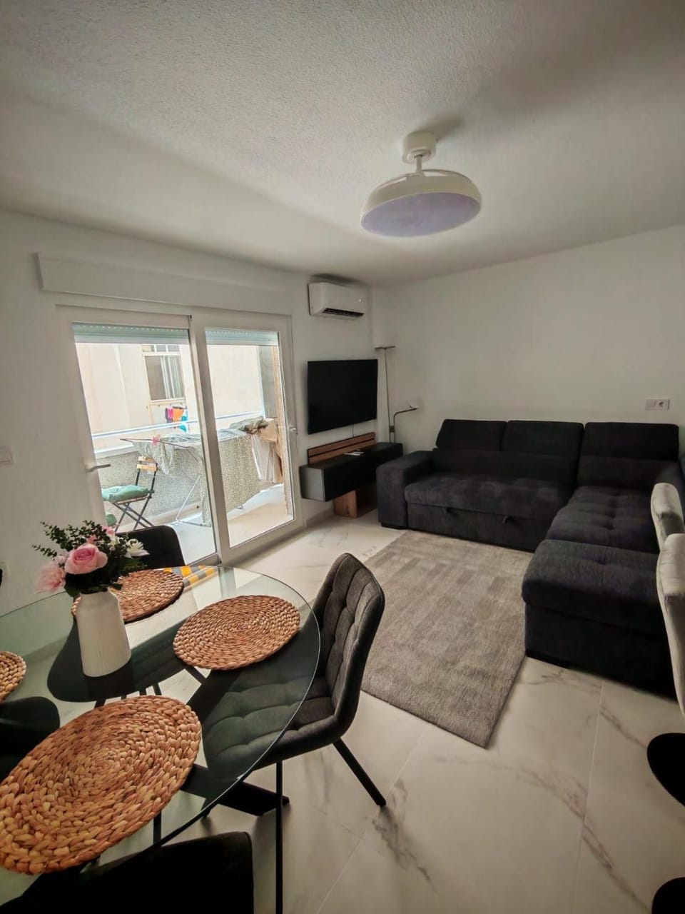 TV and multimedia, Living room, Seating area, Dining area