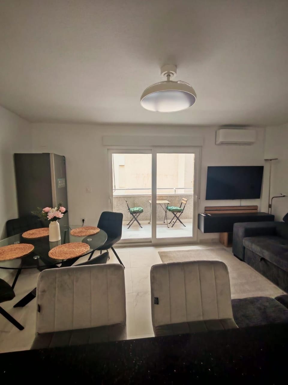 Communal lounge/ TV room, TV and multimedia, Living room, Seating area, air conditioner