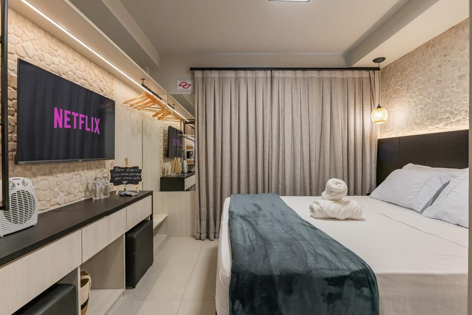 Bed, TV and multimedia, Photo of the whole room, Bedroom, towels