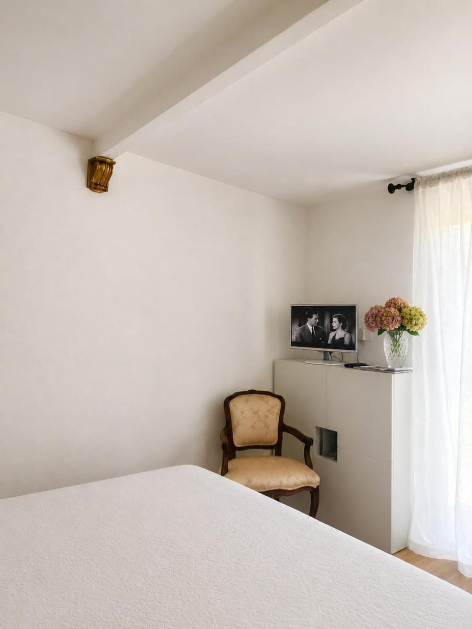 Bed, TV and multimedia, Photo of the whole room, Bedroom