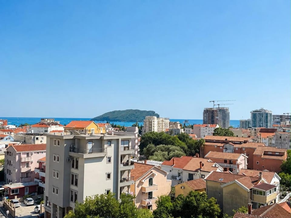 Property building, Nearby landmark, Day, Neighbourhood, Natural landscape, Bird's eye view, City view, Sea view, Street view, Location