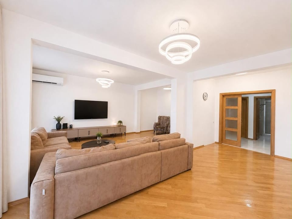 Communal lounge/ TV room, TV and multimedia, Living room, Seating area, Evening entertainment, air conditioner
