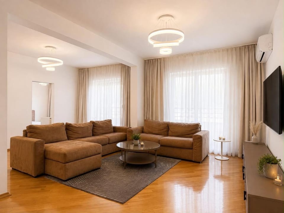 Communal lounge/ TV room, TV and multimedia, Living room, Seating area, Evening entertainment