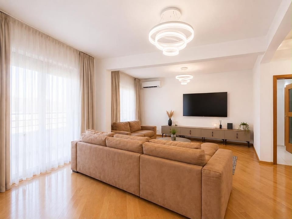Communal lounge/ TV room, TV and multimedia, Living room, Seating area, Evening entertainment