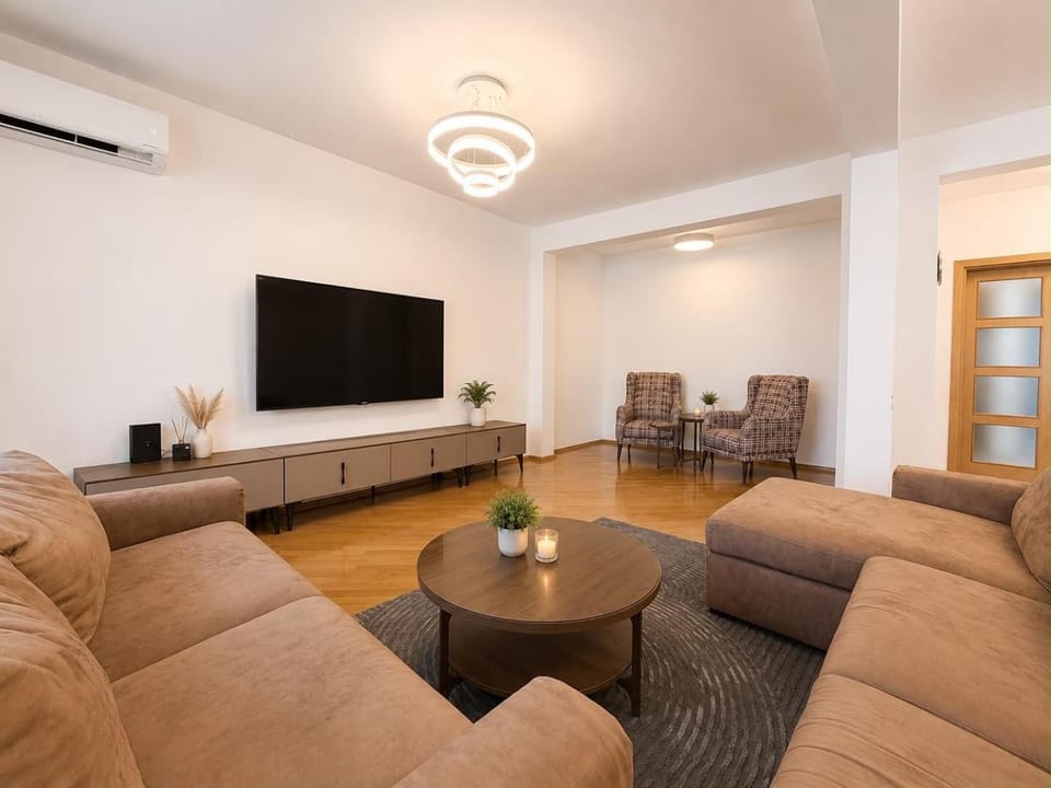 Communal lounge/ TV room, TV and multimedia, Living room, Seating area, Evening entertainment