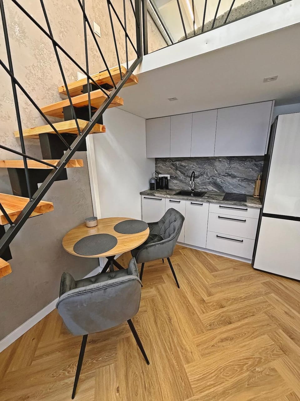 Kitchen or kitchenette, Dining area, stove