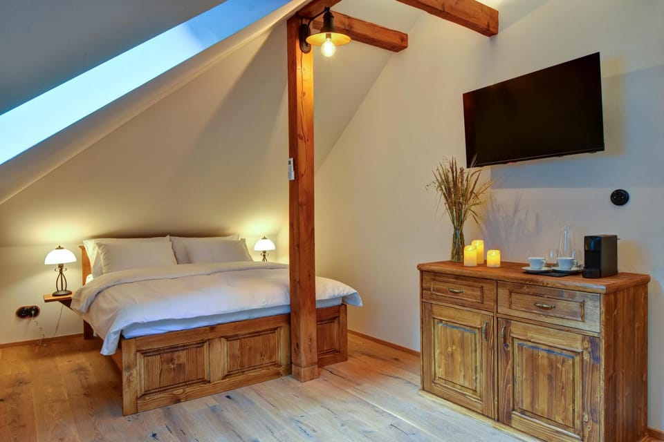 Bed, TV and multimedia, Bedroom