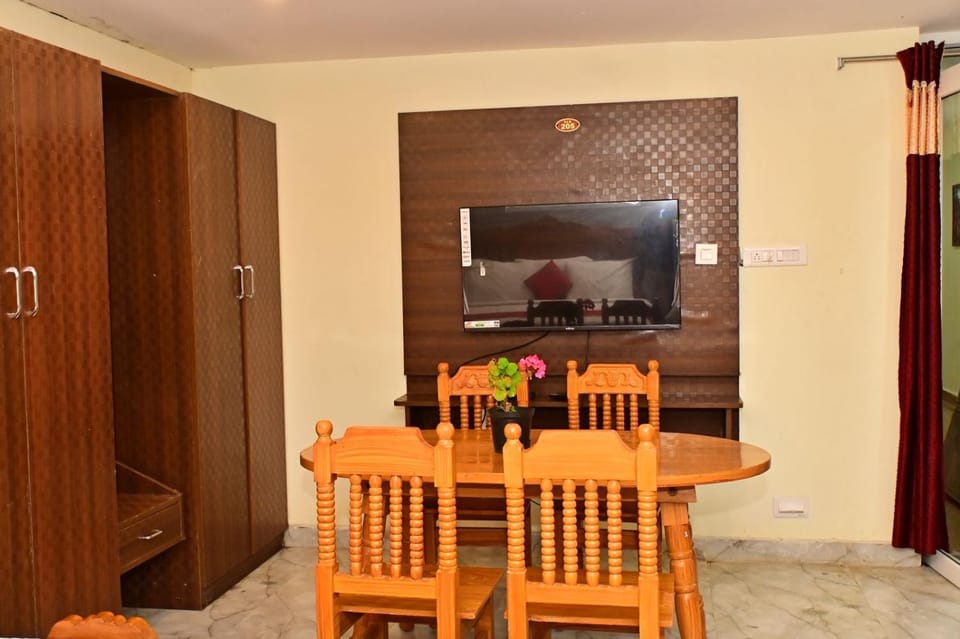 Hotel Hill Edge Bed and Breakfast in Kodaikanal