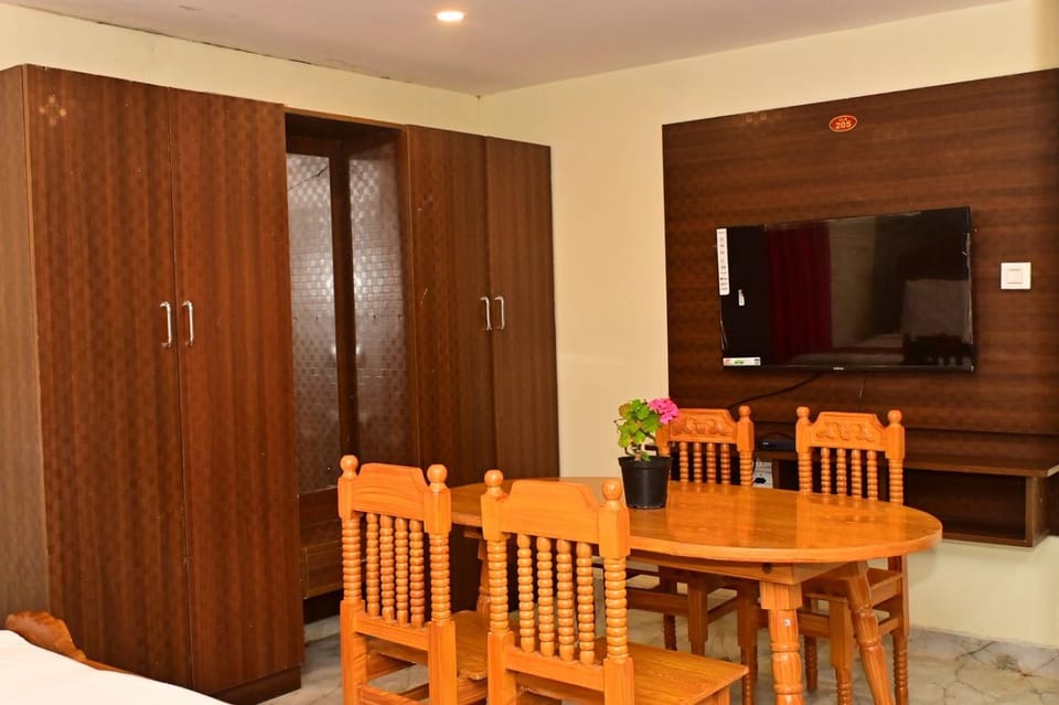 Hotel Hill Edge Bed and Breakfast in Kodaikanal