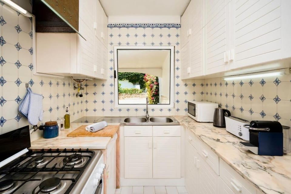 Clifftop Vila Areia - 3BR, Beachfront, Pool, BBQ Villa in Porches