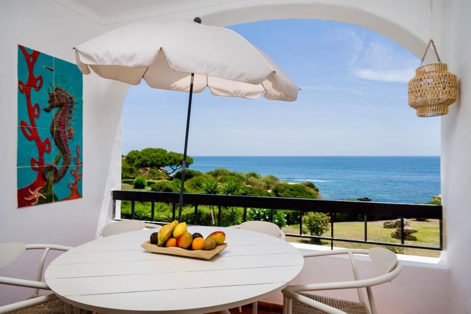 Clifftop Vila Areia - 3BR, Beachfront, Pool, BBQ Villa in Porches