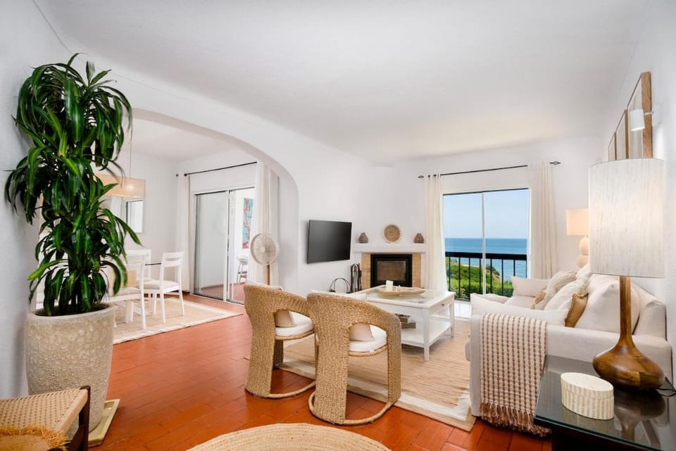 Clifftop Vila Areia - 3BR, Beachfront, Pool, BBQ Villa in Porches