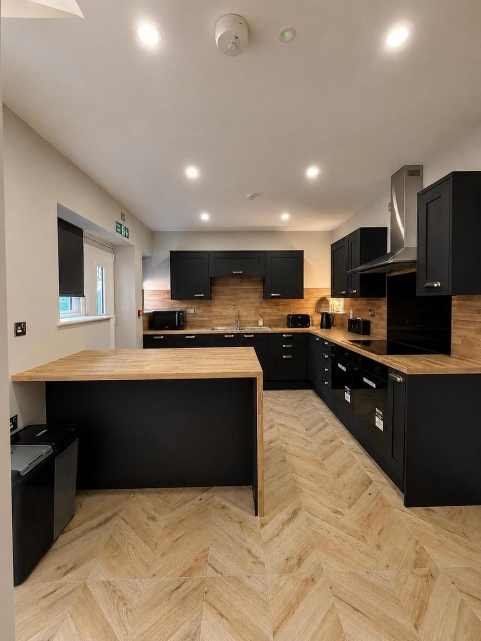 7 Bed, 7 BR Victorian Accom - Sleeps 14 Villa in Walsall