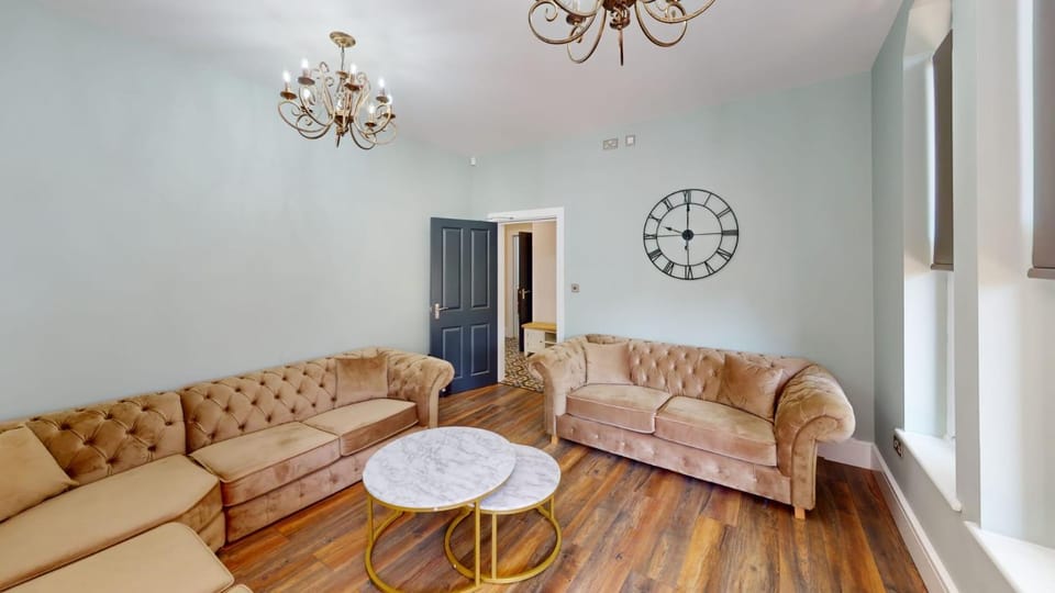 7 Bed, 7 BR Victorian Accom - Sleeps 14 Villa in Walsall