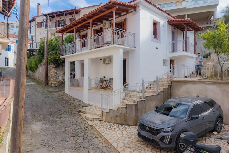 Corvus Corone Apartment in Messenia