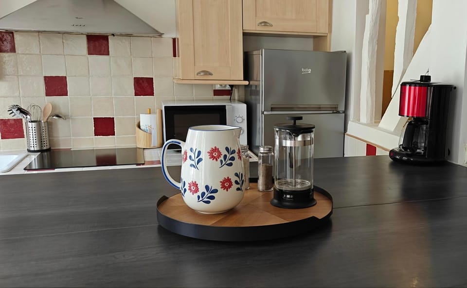 Coffee/tea facilities, stove, toaster