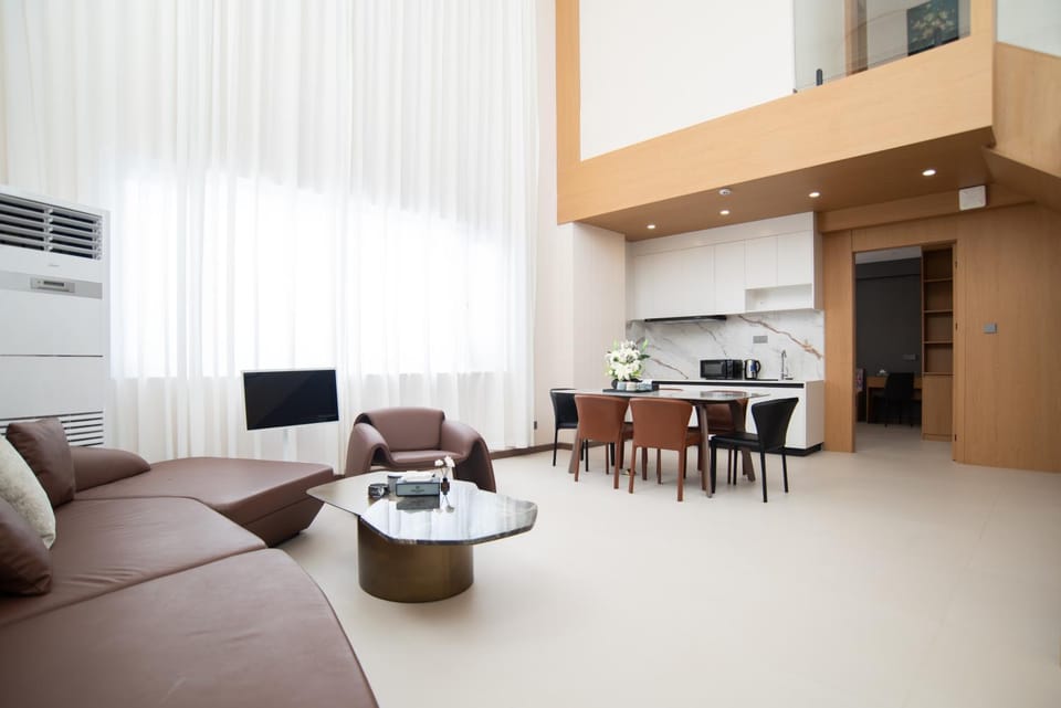 Kitchen or kitchenette, Living room, Seating area, Dining area, minibar, air conditioner