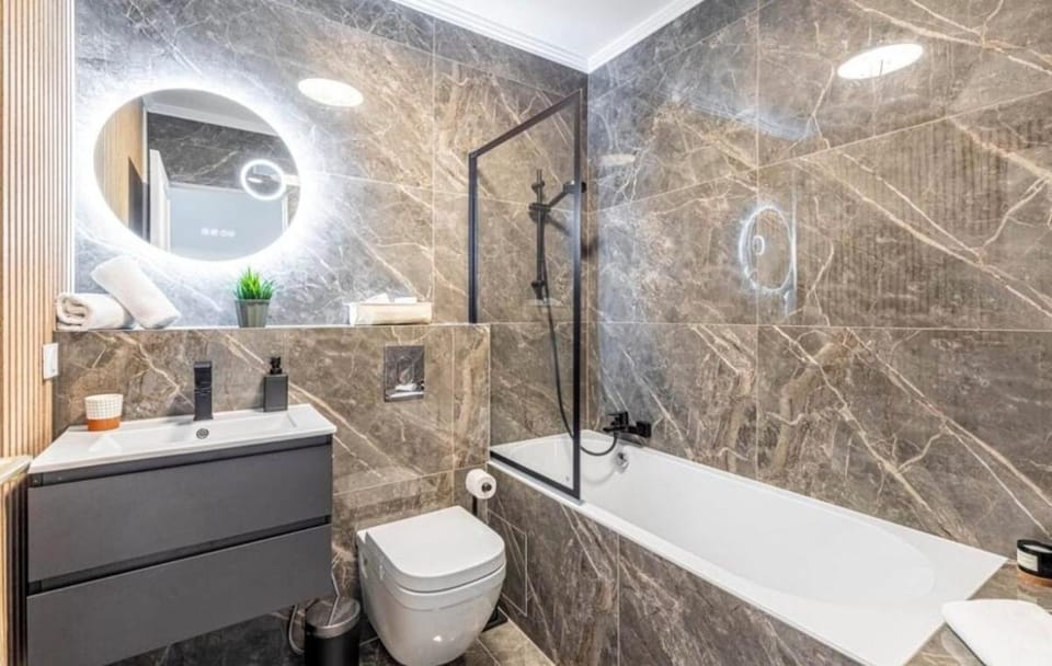 Parisian Luxe 2BR Walk to Arc de Triomphe-Champs Apartment in Paris